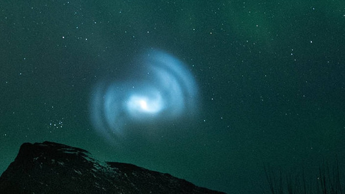 Espiral misteriosa no céu intriga Europa: seria obra de Elon Musk?