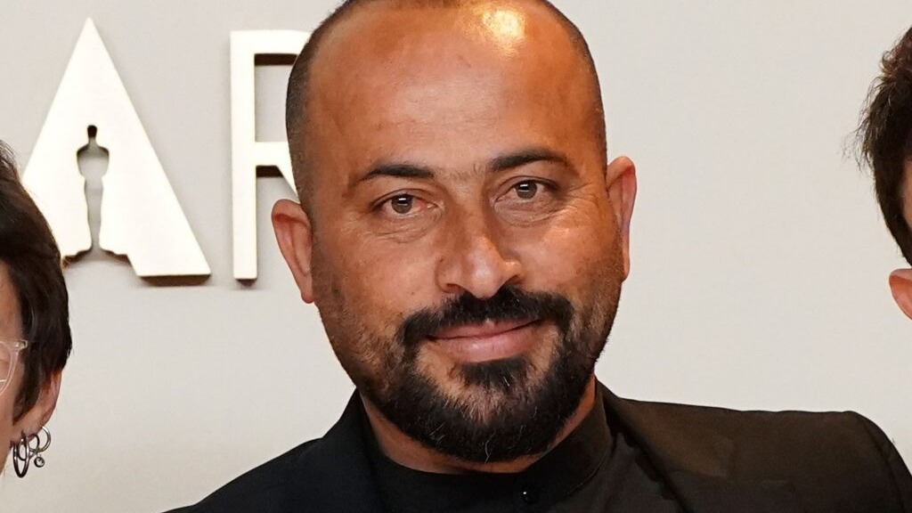 Cineasta palestino vencedor do Oscar é libertado após violência em prisão israelense