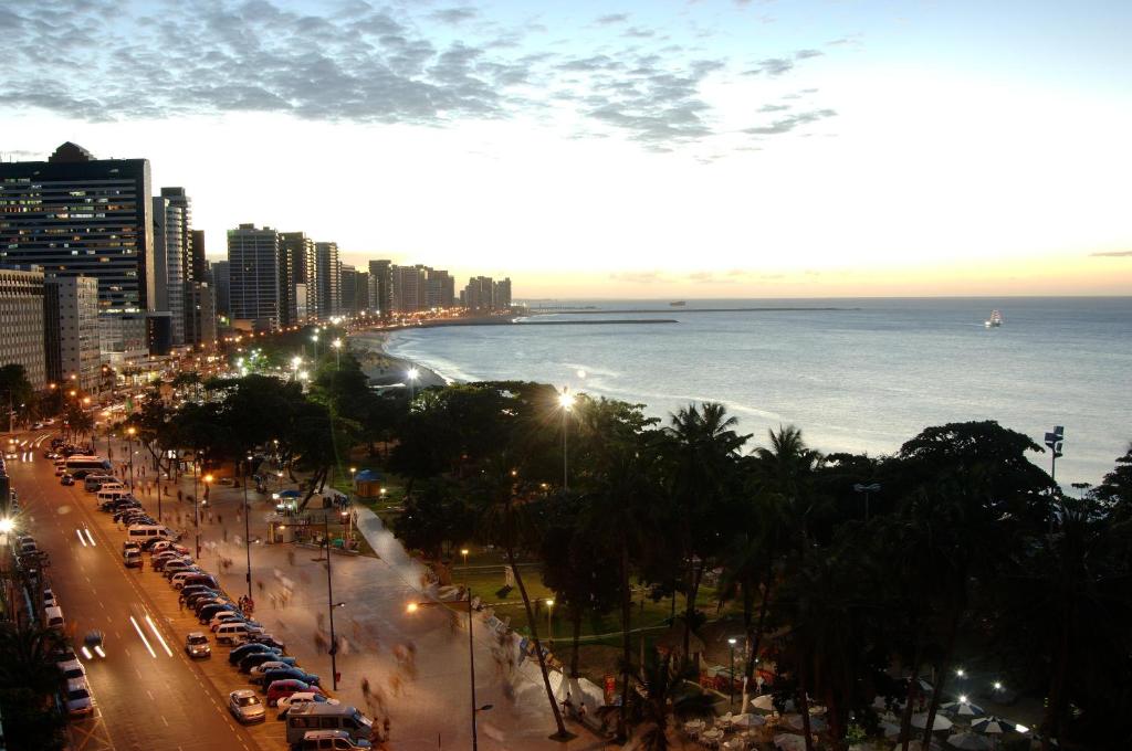 Fortaleza e Miami: Beleza e Crise Sob o Sol de 2025