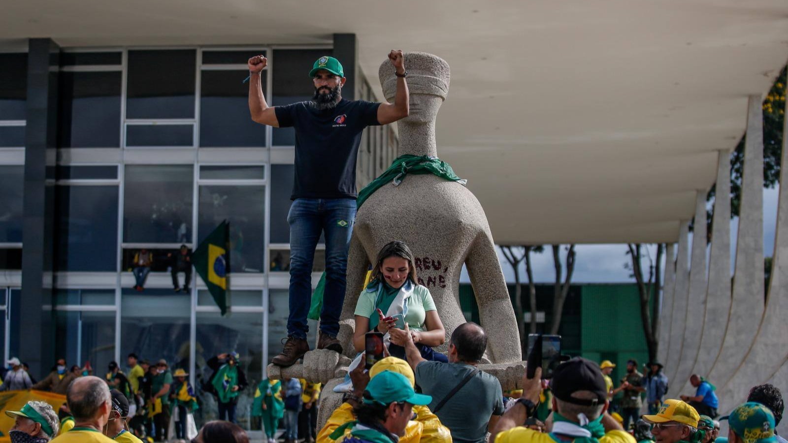 Cabeleireira Pede Perdão ao STF por Pichar Estátua Durante o 8 de Janeiro