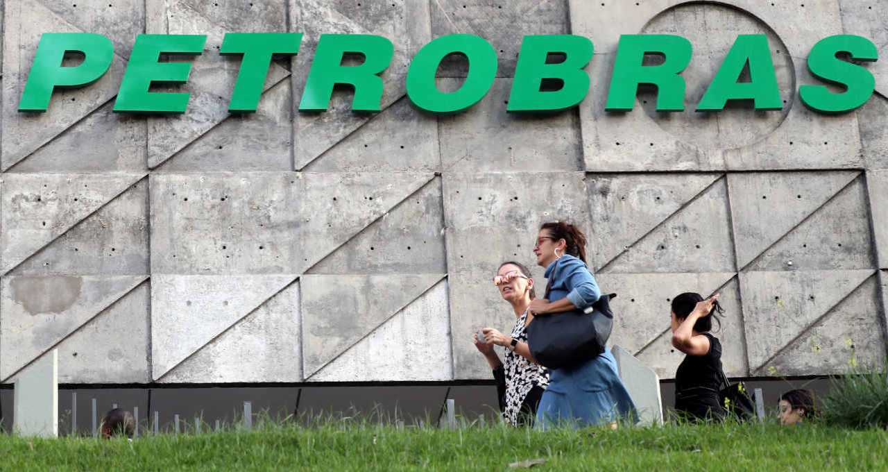 Petroleiros Param por 24 Horas em Greve de Advertência Contra Mudanças no Teletrabalho e PLR