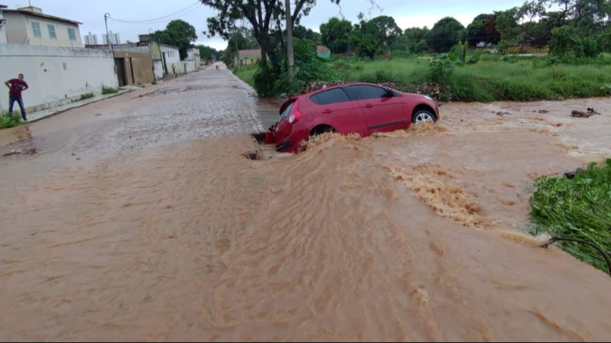 Carro submerso, motorista ilhado: Chuva torrencial transforma ruas de Juazeiro em rios