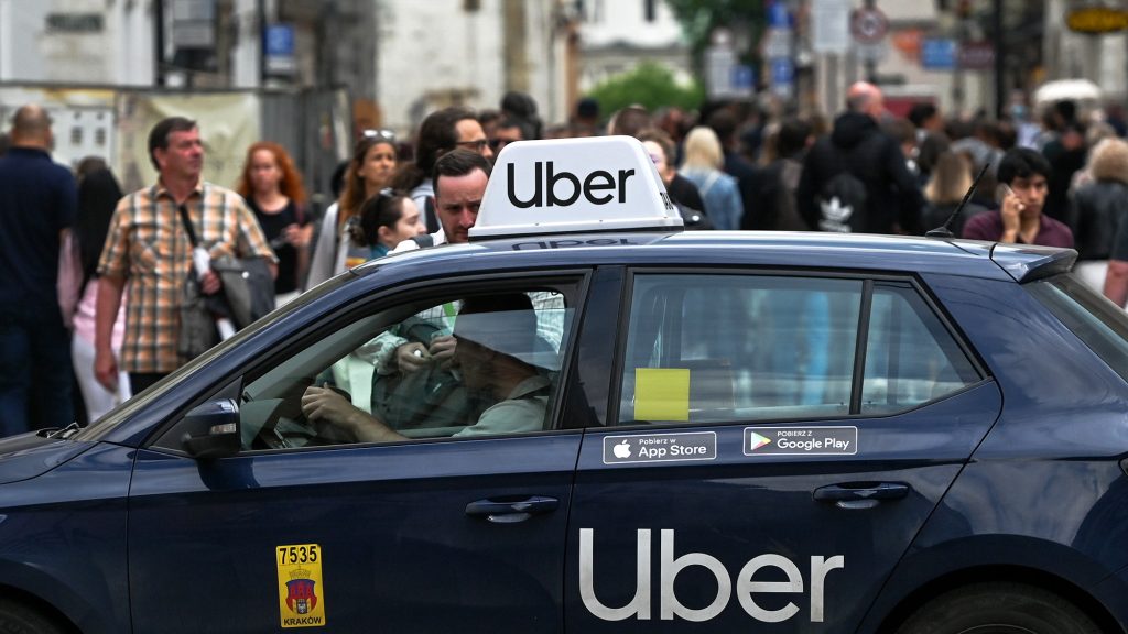 Uber integra mais de 900 táxis na Alemanha em meio a desafios do setor