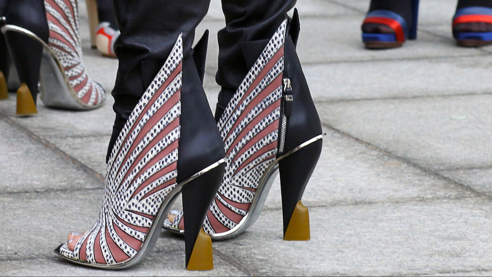 Seus sapatos são a tela da sua alma (e do seu caos interno)
