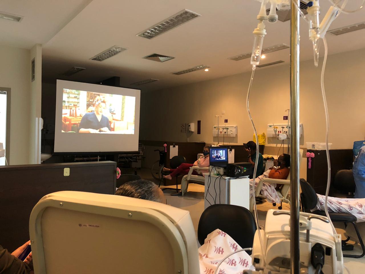 Cinema na UTI: Hospital no Ceará transforma quarto em sala de cinema para alegrar pacientes
