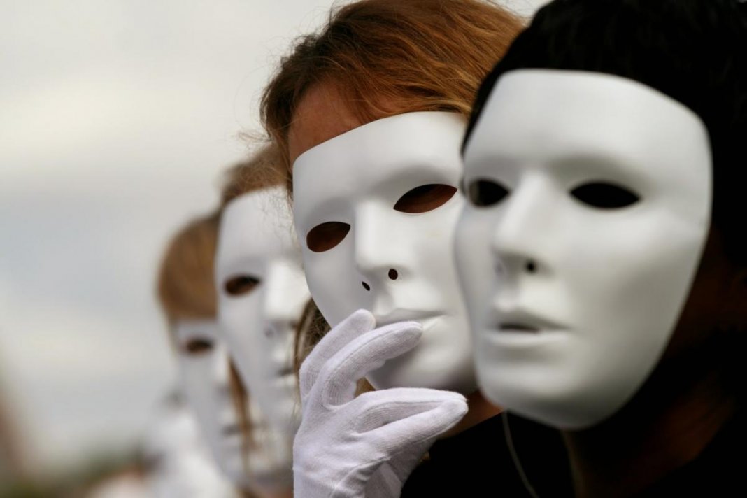 4 Sinais de falsidade oculta: Quando a psicologia alerta sobre relações tóxicas