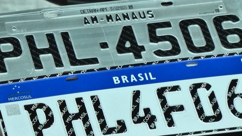 Carro com placa azul, preta, vermelha: entenda a importância das cores