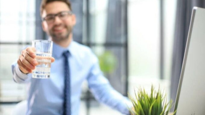 Aceitar ou recusar um copo d’água: o teste silencioso que pode definir seu futuro profissional