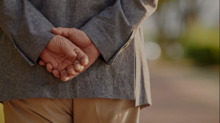 Entenda o significado de andar com as mãos nas costas