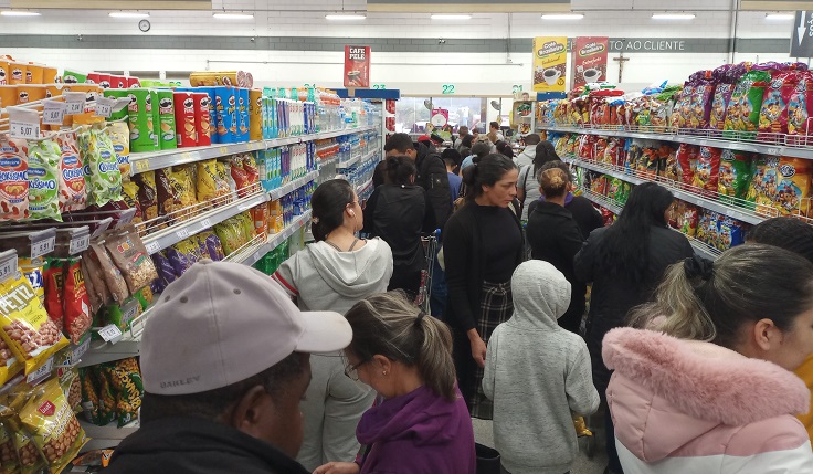 Briga por Ovos: Promoção causa tumulto e clientes caem no tapa por bandejas