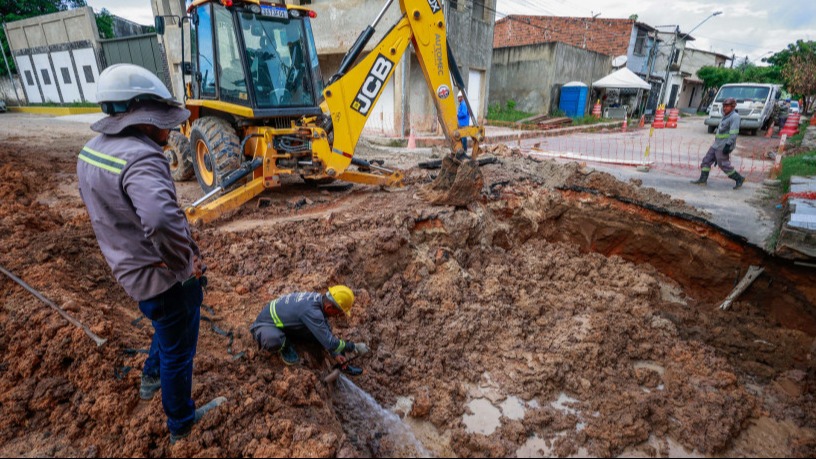 Moradores enfrentam dias de incerteza e casas rachadas após rompimento de tubulação