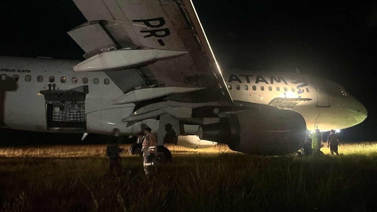 Susto aeronáutico com avião da Latam saindo da pista