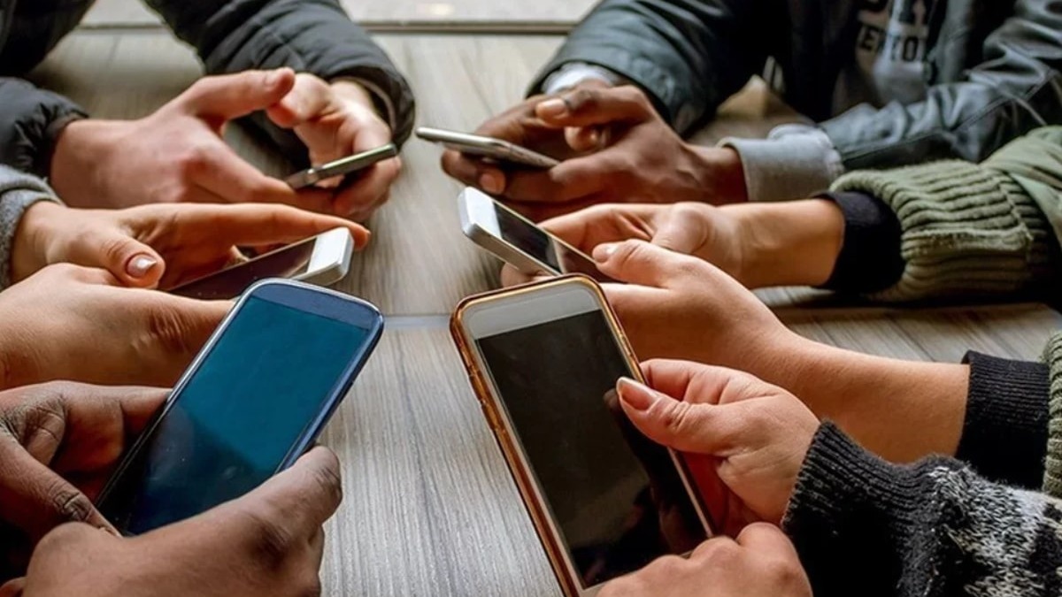 Dedinhos no celular pelo menos 152 vezes por dia, sim, é você!