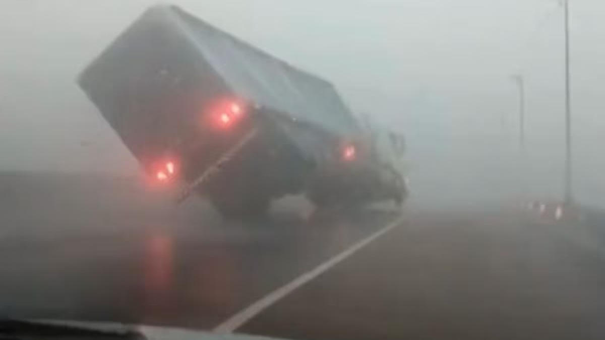Vento de 111 km/h derruba caminhão na ponte do Guaíba em Porto Alegre
