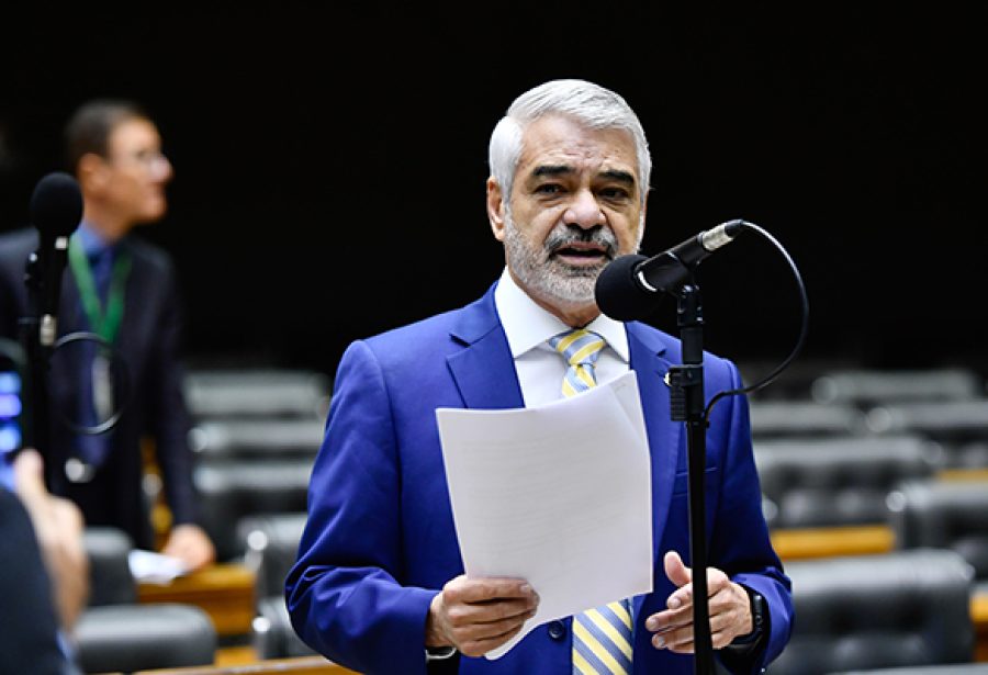Presidente interino do PT, o senador Humberto Costa diz defender Haddad com descrição